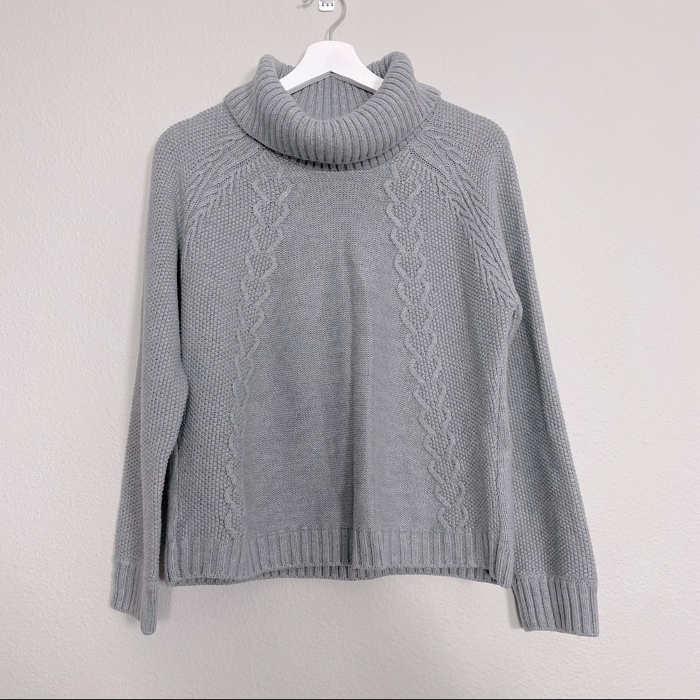 Chunky turtleneck sweater EUC